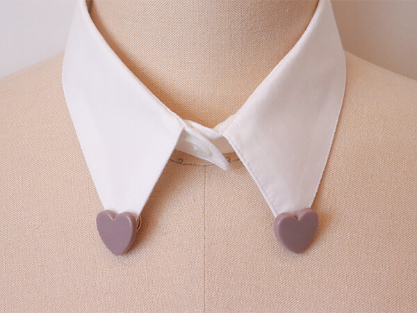 ハートの襟ブローチ・くすみピンク・着用写真