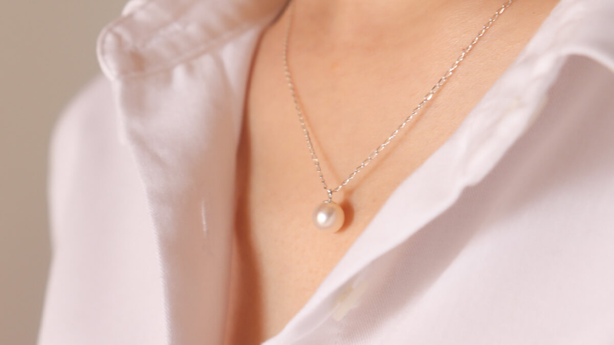 ネックレスを付ける