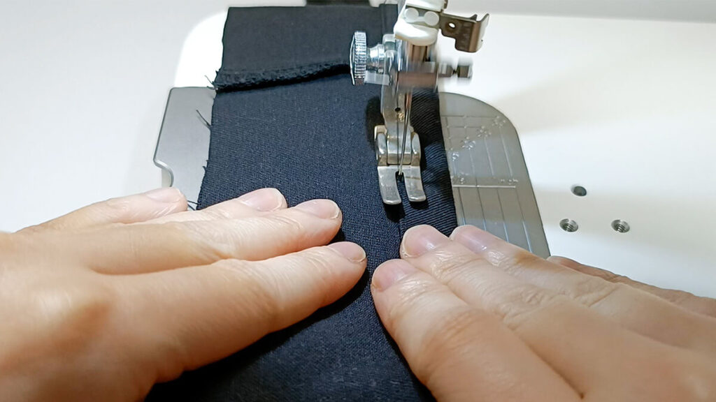 布地を引っ張っている