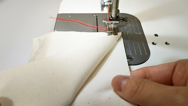 下布を引っ張りながら縫う