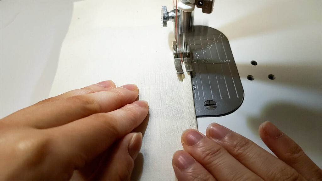 縫い代を細く折り、ミシンをかける