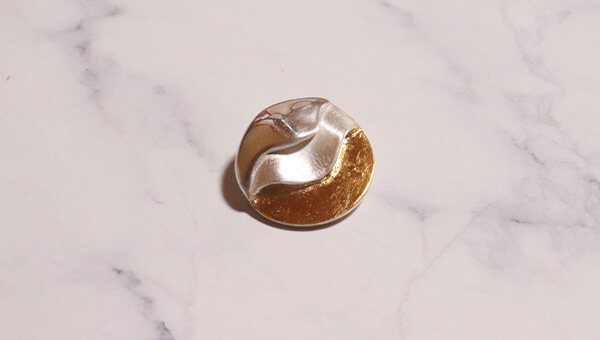 金箔使用作品の仕上げ