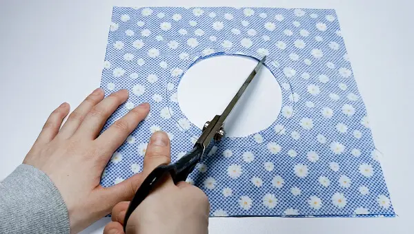 円の縫い代に切り込みを入れる