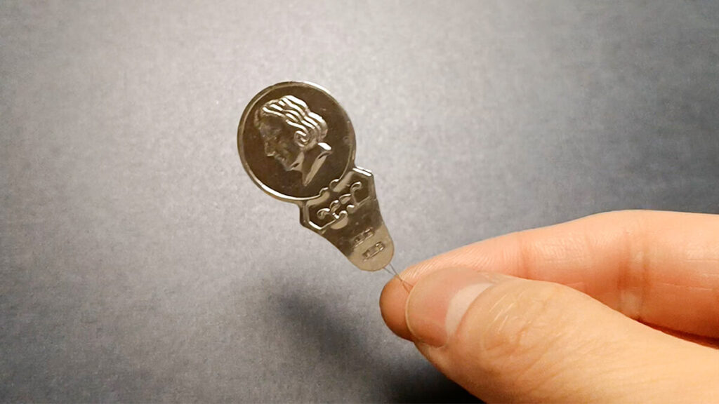 便利グッズを使って針に糸を通す方法