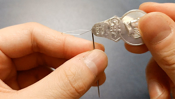 針穴にスレダーの先を通す