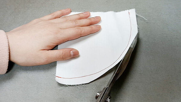 余分な縫い代をカットする