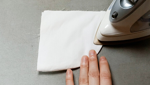 表に返しアイロンで整える