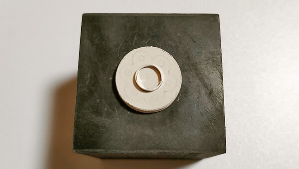 天然石を留める