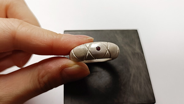 ヤスリで削り出しをする