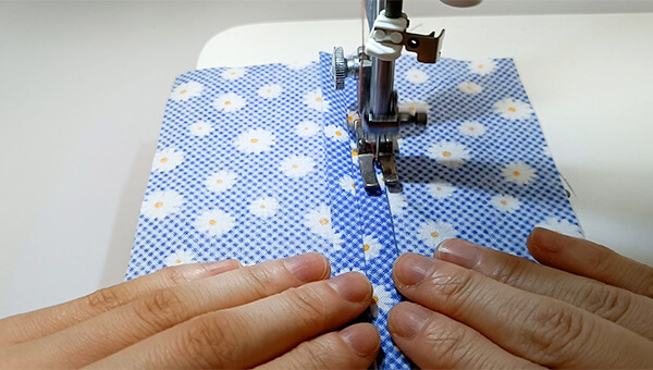 縫い代の端を縫う