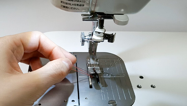 下糸を引き上げる