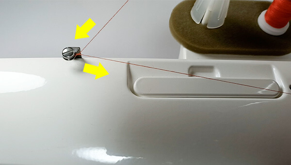 下糸巻案内に糸をかける