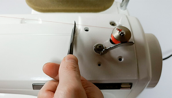 糸をカットする