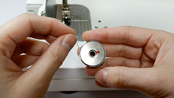 ボビンケースに入れる①