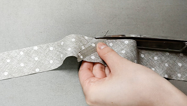 余分な布をカットする