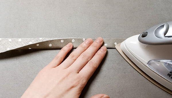 両端を内側に折る①