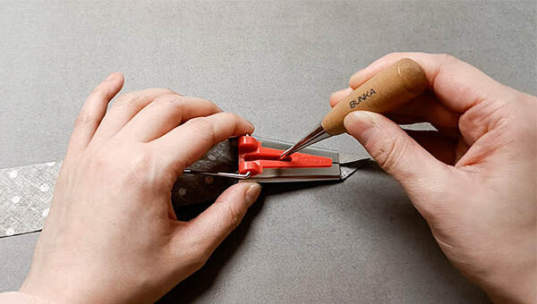 布をテープメーカーに通す