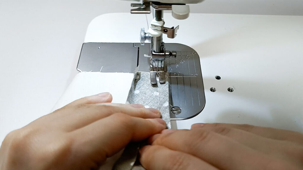 引っ張りながら縫っている