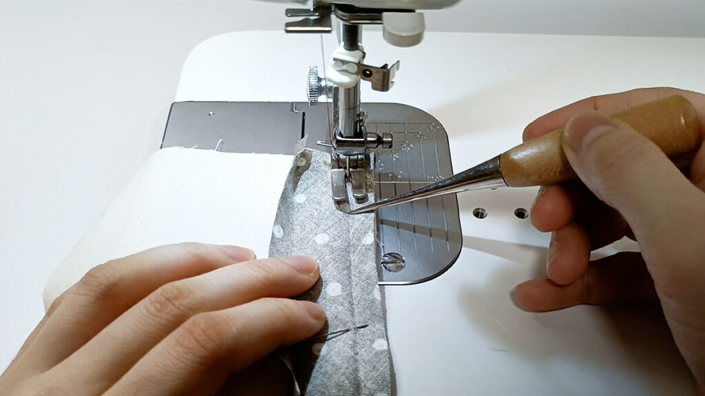  折り目の上を縫っている