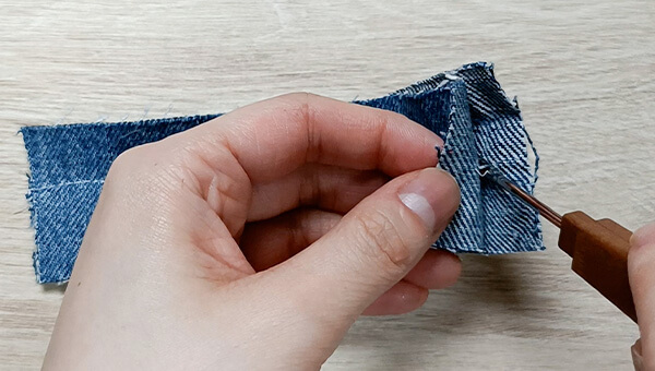縫い目の間にリッパーをセット