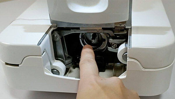 釜にゴミが溜まっている